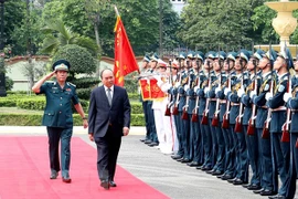 Visita premier de Vietnam a Fuerza de Defensa Aérea-Antiaérea 
