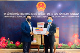 Embajada de Vietnam entrega donación a cancillería venezolana