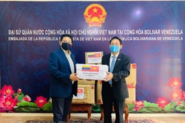 Embajada de Vietnam entrega donación a cancillería venezolana