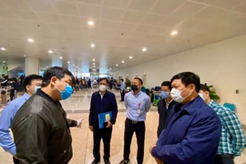 Inspeccionan prevención de COVID-19 en el aeropuerto internacional de Noi Bai