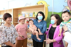 Vicepresidenta de Vietnam visita a niños con cáncer en Hospital K 