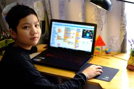 Diseña alumno vietnamita de primaria juegos en línea sobre el COVID-19