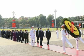 Dirigentes vietnamitas rinden homenaje al Presidente Ho Chi Minh