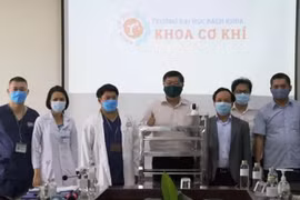 Utilizan en ciudad vietnamita robots para llevar necesidades básicas a áreas de aislamiento