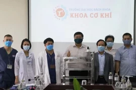 Utilizan en ciudad vietnamita robots para llevar necesidades básicas a áreas de aislamiento