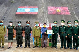 Guardia fronteriza vietnamita felicita a sus homólogos laosianos en ocasión del festival Bunpimay