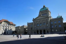 Misión diplomática de Vietnam en Suiza asiste a compatriotas ante COVID-19