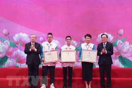 Exaltan el ejemplo de los estudiantes más sobresalientes de Vietnam en 2020