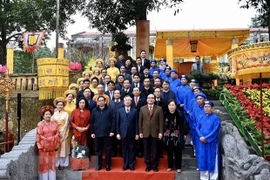 Dirigentes de Vietnam rinden tributo a ancestros de la nación 