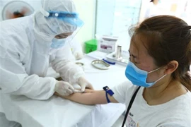 Pruebas por COVID-19 deben ser accesibles para todos, sugiere ministro vietnamita 