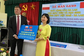 Embajada de Polonia entrega computadoras a una escuela en Hanoi