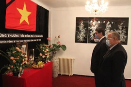 Rinden tributo póstumo a Le Kha Phieu en Argelia y Eslovaquia