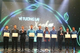 Apoyan a estudiantes en condiciones difíciles en región central de Vietnam