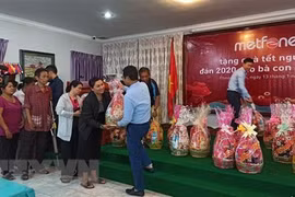 Obsequian regalos a familias vietnamitas menos favorecidas en Camboya 