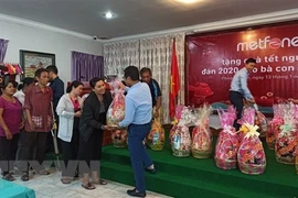 Obsequian regalos a familias vietnamitas menos favorecidas en Camboya 