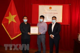 Vietnam dona 50 mil mascarillas a viet kieu en Canadá