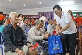Ofrecen regalos a familias de origen vietnamita en Camboya 