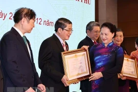 Otorgan Orden del Trabajo y Certificado de Mérito por aportes al Parlamento de Vietnam