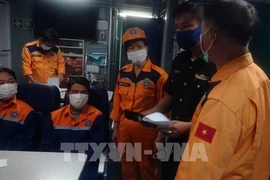 Rescatan a siete pescadores vietnamitas de barco hundido