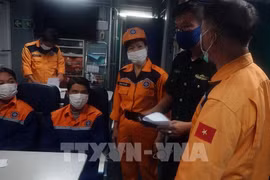 Rescatan a siete pescadores vietnamitas de barco hundido
