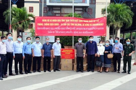Provincia vietnamita apoya con suministros a localidad laosiana para frenar el COVID-19