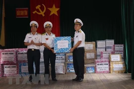 Presentan regalos de Tet a soldados en archipiélago vietnamita de Truong Sa