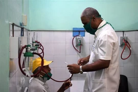 Entrega empresa vietnamita donación a médicos cubanos