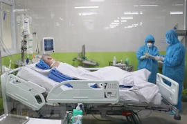 Los pulmones del paciente más crítico de COVID-19 en Vietnam se recuperan en un 50 por ciento