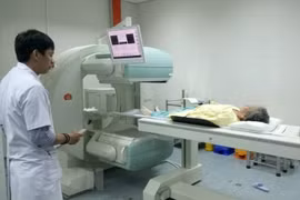 Fondo Bright Future brinda apoyo a pacientes pobres de cáncer en Vietnam