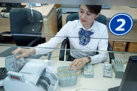  Banco Estatal de Vietnam pide desinfectar dinero en efectivo para frenar propagación de COVID-19