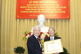 Reciben expresidente y subjefa del Estado de Vietnam insignias por sus largas carreras partidistas 