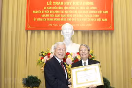 Reciben expresidente y subjefa del Estado de Vietnam insignias por sus largas carreras partidistas 