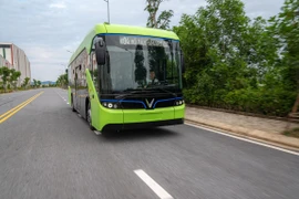 Realizan prueba del primer modelo de autobús eléctrico en Vietnam