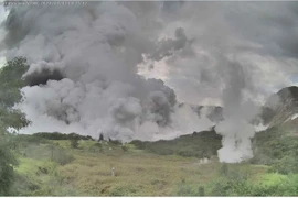 Evacua Filipinas a miles de personas por erupción volcánica