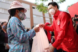 Hanoi distribuye alimentos gratuitos a personas con pocos recursos 