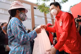Hanoi distribuye alimentos gratuitos a personas con pocos recursos 