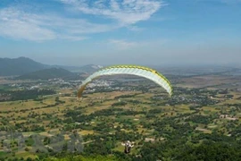 Espectáculo de parapentes divulga turismo de provincia montañosa vietnamita