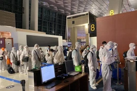 Repatrían a 350 vietnamitas de Emiratos Árabes Unidos y la India