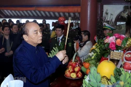 Dirigentes vietnamitas rinden tributo al Presidente Ho Chi Minh 