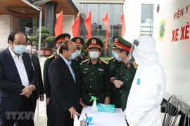 Premier vietnamita destaca esfuerzos del ejército en lucha contra COVID-19