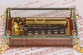 Suena el himno nacional de Vietnam en cajas musicales suizas
