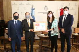 Entregan donación vietnamita de mascarillas al Congreso argentino