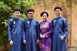 Preservan en Vietnam la belleza de Ao Dai masculino