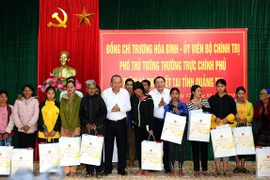 Entregan dirigentes vietnamitas regalos a personas menos favorecidas en ocasión del Tet