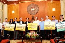Empresas vietnamitas aportan asistencia financiera a la lucha contra el COVID -19