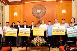 Empresas vietnamitas aportan asistencia financiera a la lucha contra el COVID -19