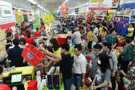 Ventas aumentan en supermercados pero cayen en "mercados mojados" en Vietnam