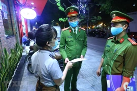 Premier de Vietnam llama a evitar la autocomplacencia entre la población en la lucha contra el COVID-19