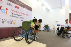 Entregan sillas de ruedas a discapacitados en provincia sureña de Vietnam