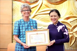 Entregan medalla “Por la paz y amistad entre los dos pueblos” a la embajadora de España en Vietnam